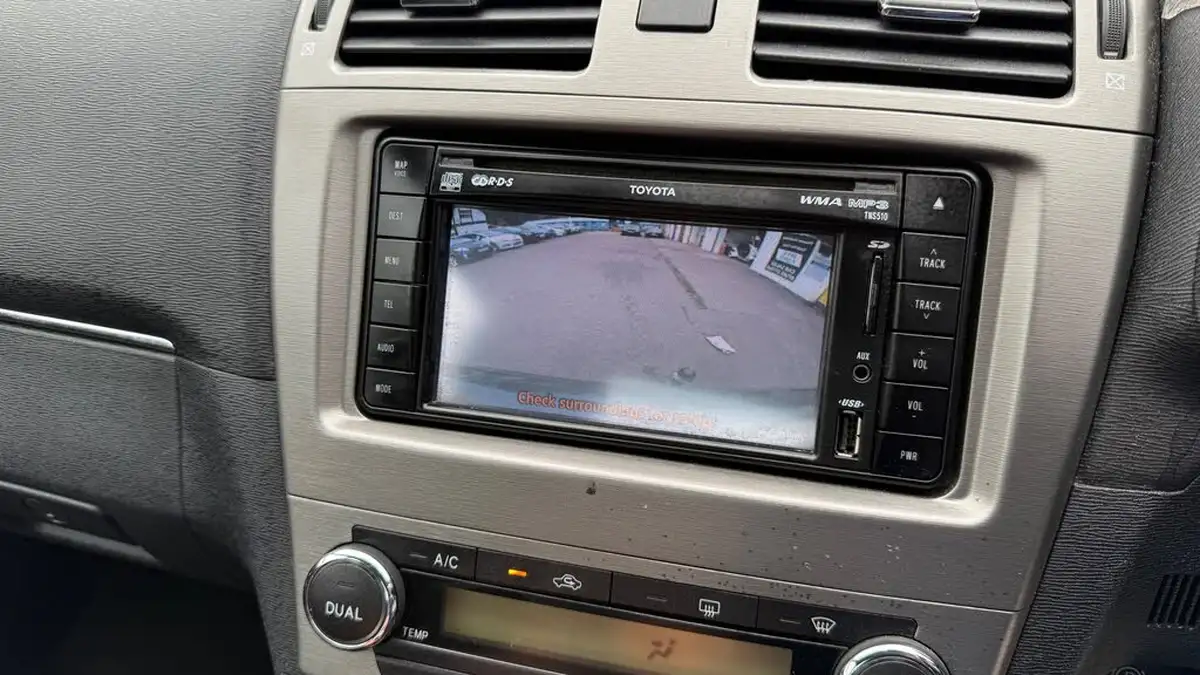 2010-toyota-avensis-big-15