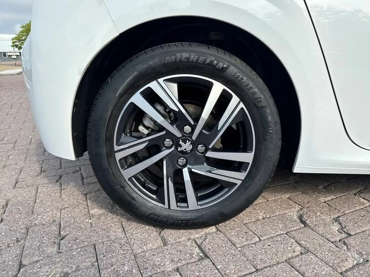 2021-peugeot-208-12-puretech-allure-premium-100bhp-big-8