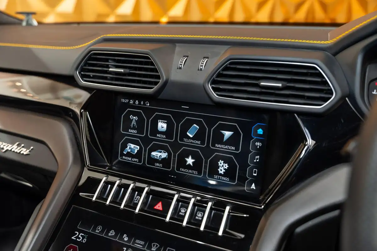 2022-lamborghini-urus-40-no-trim-big-20