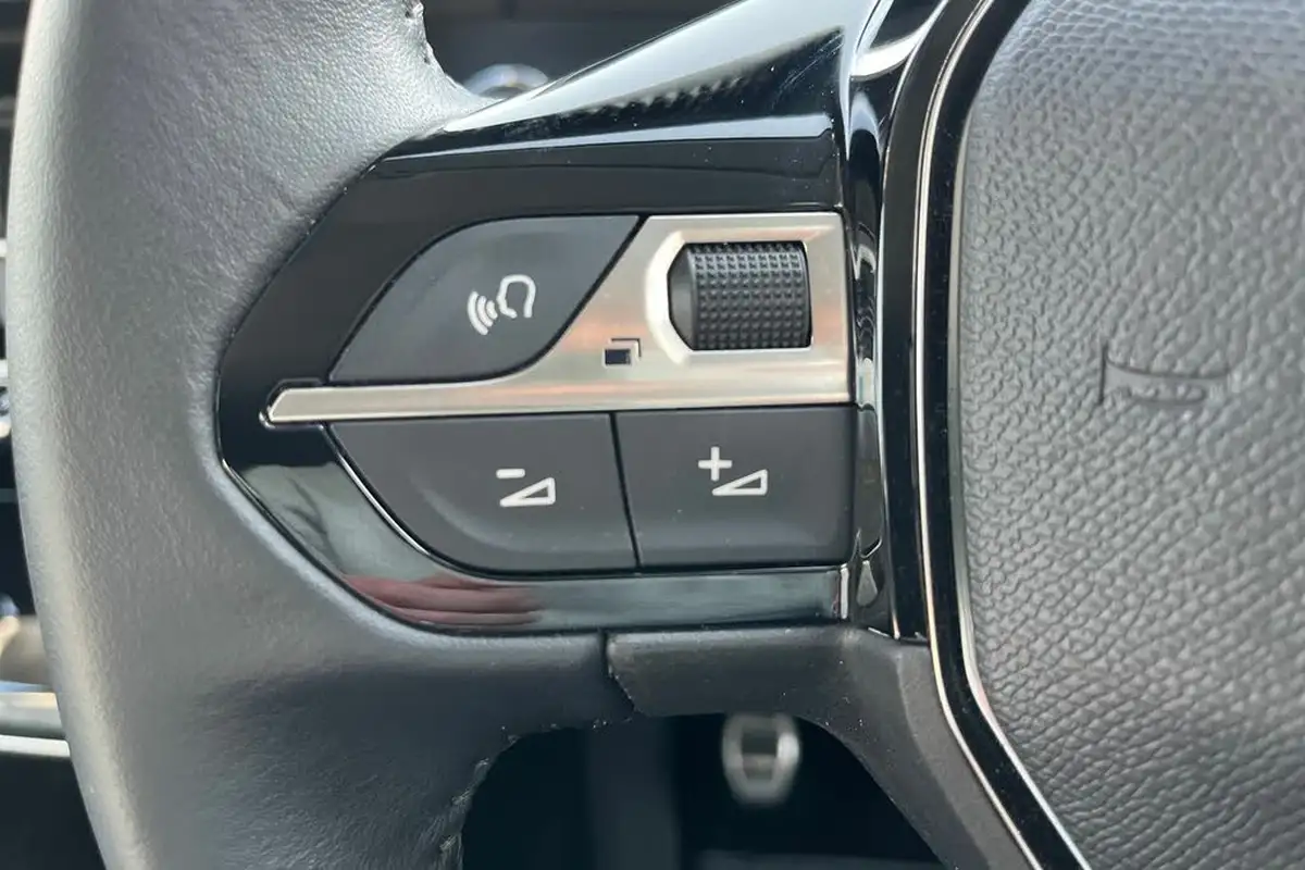 2023-peugeot-208-12-puretech-allure-premium-100ps-big-29