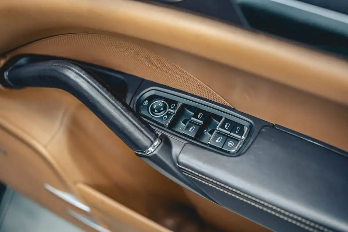 2011-porsche-cayenne-48-turbo-500bhp-awd-auto-big-11