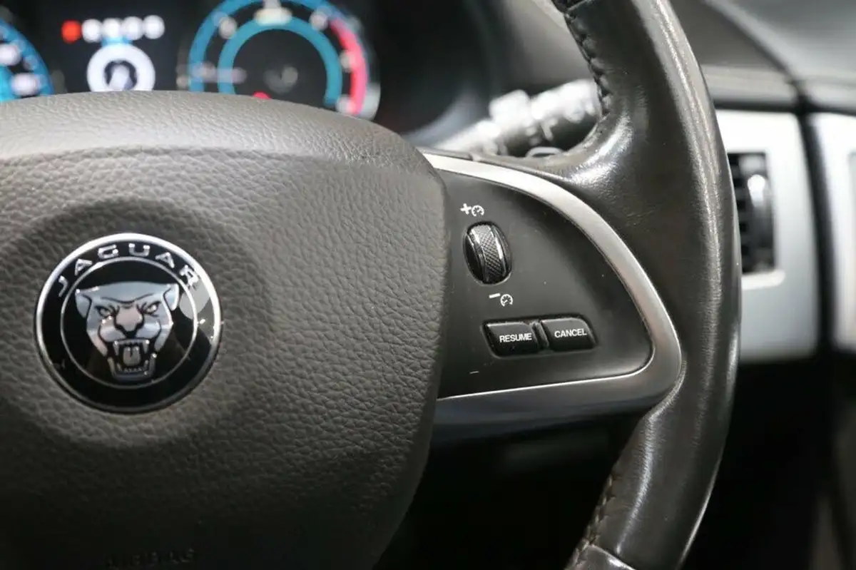 2014-jaguar-xf-30td-s-portfolio-v6-sportbrake-5d-big-18