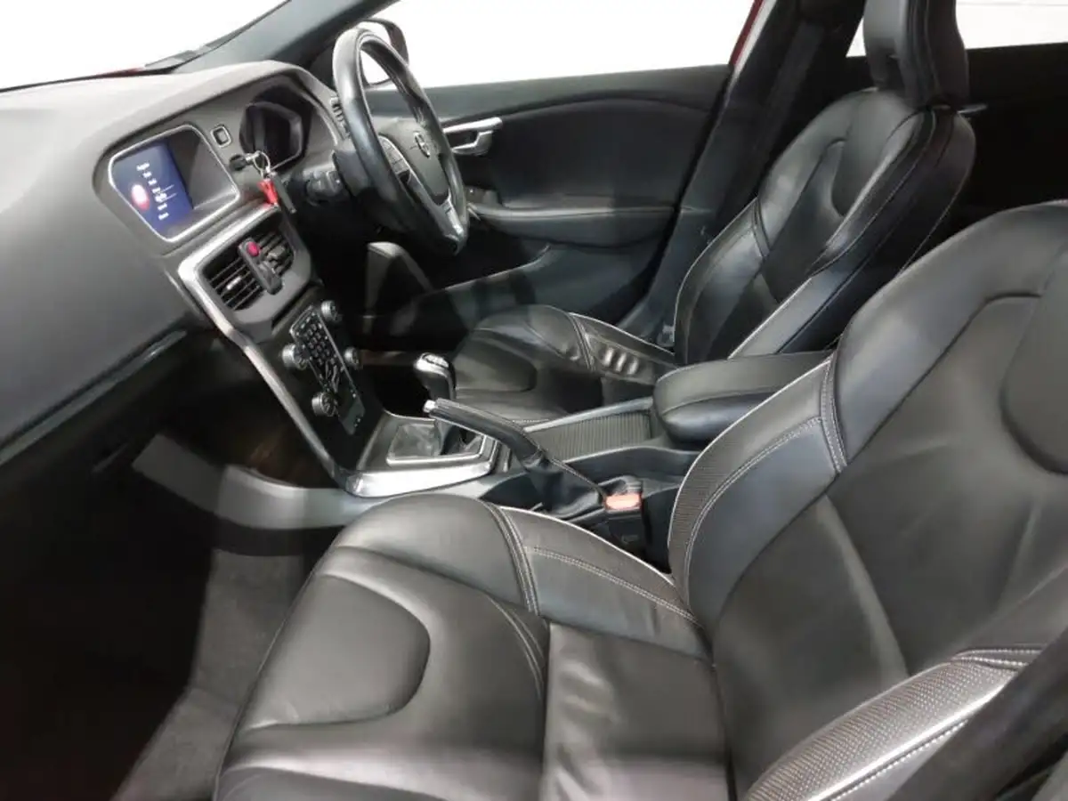 2019-volvo-v40-20-t2-r-design-edition-big-4
