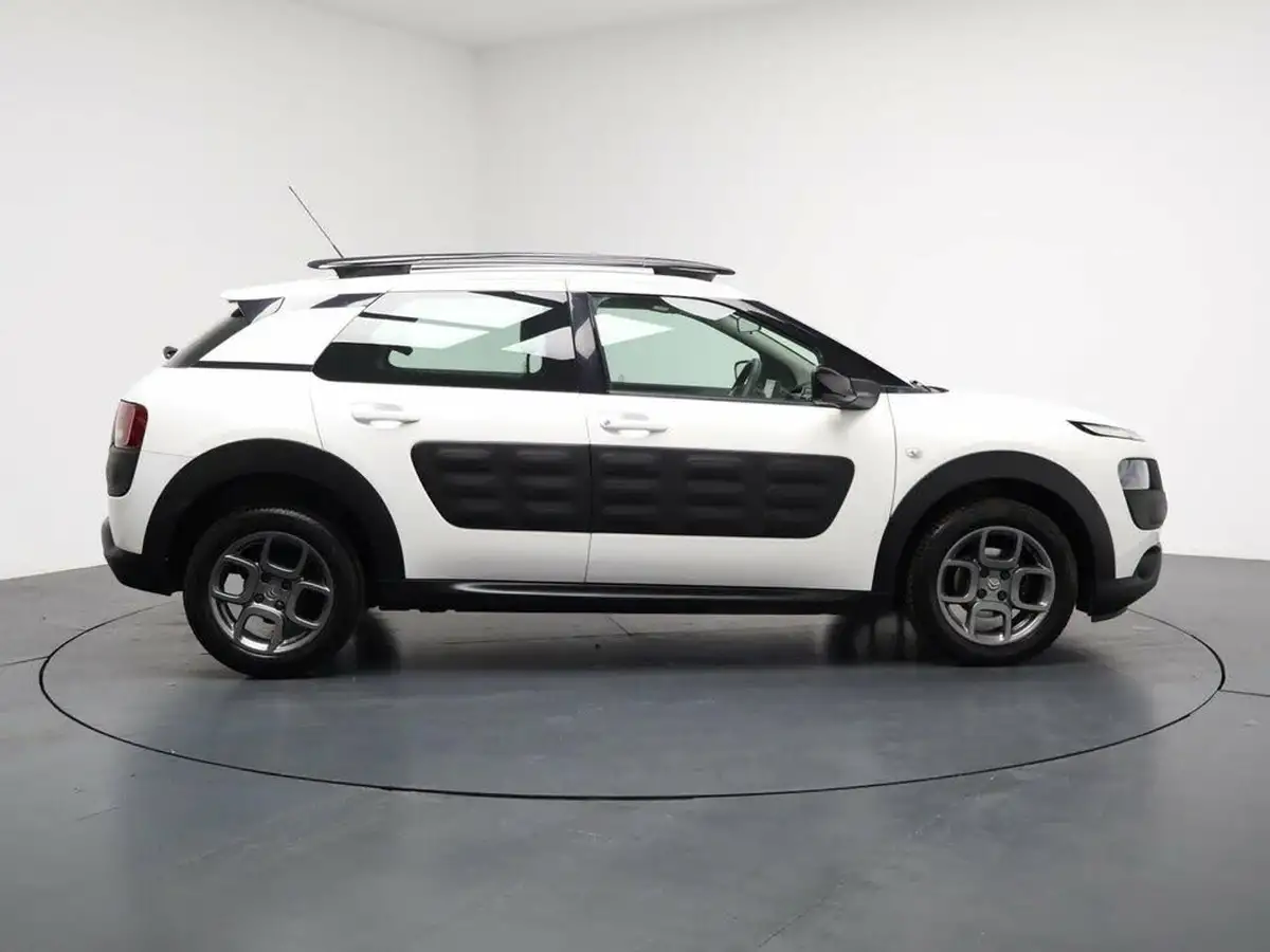 2015-citroen-c4-cactus-16bluehdi-feel-big-13