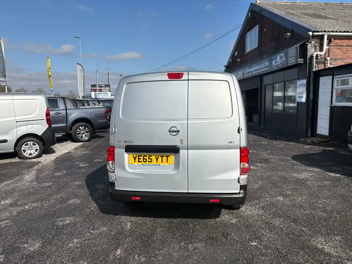 2015-nissan-nv200-15td-acenta-89bhp-panel-van-big-9
