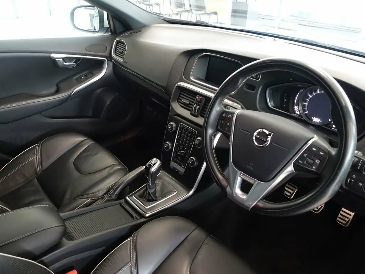 2019-volvo-v40-20-t2-r-design-edition-big-2