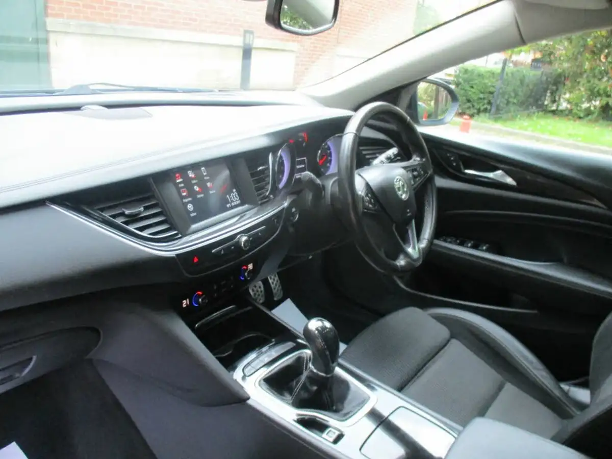 2018-vauxhall-insignia-sports-tourer-15-turbo-sri-big-32