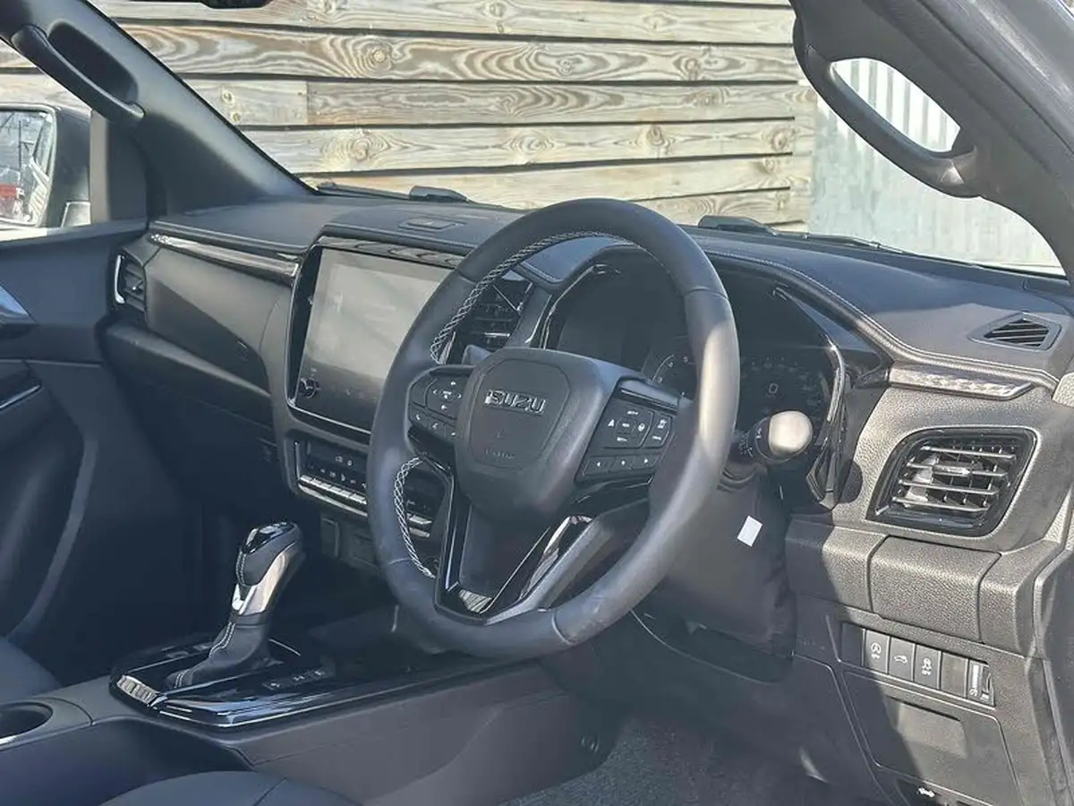 2025-isuzu-d-max-19td-v-cross-steel-edition-auto-big-9
