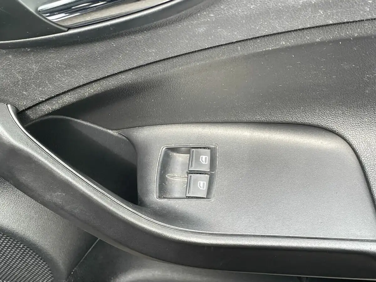 2017-seat-ibiza-10-sol-hatchback-5d-big-19