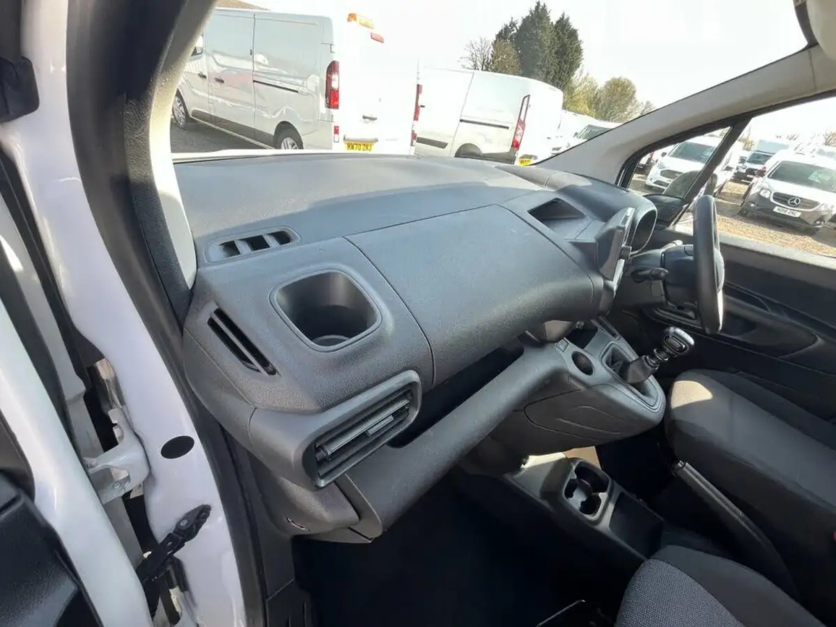 2022-toyota-proace-city-15d-active-big-37