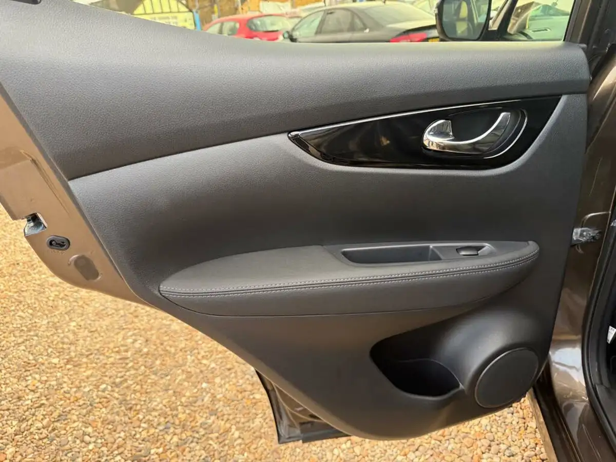 2015-nissan-qashqai-16-tekna-big-54
