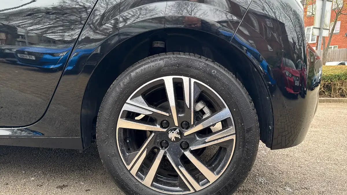 2023-peugeot-208-12-puretech-allure-premium-130ps-eat8-big-15