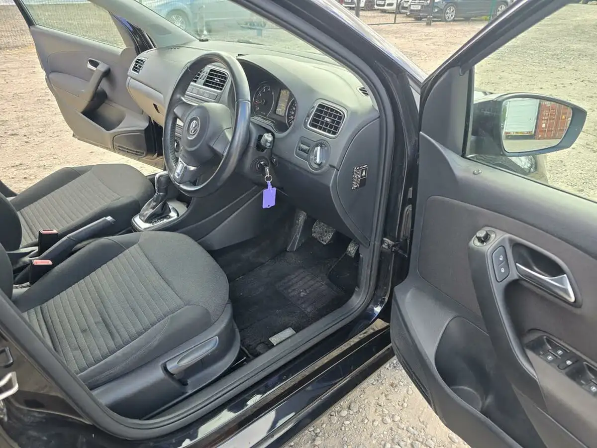 2014-volkswagen-polo-big-26