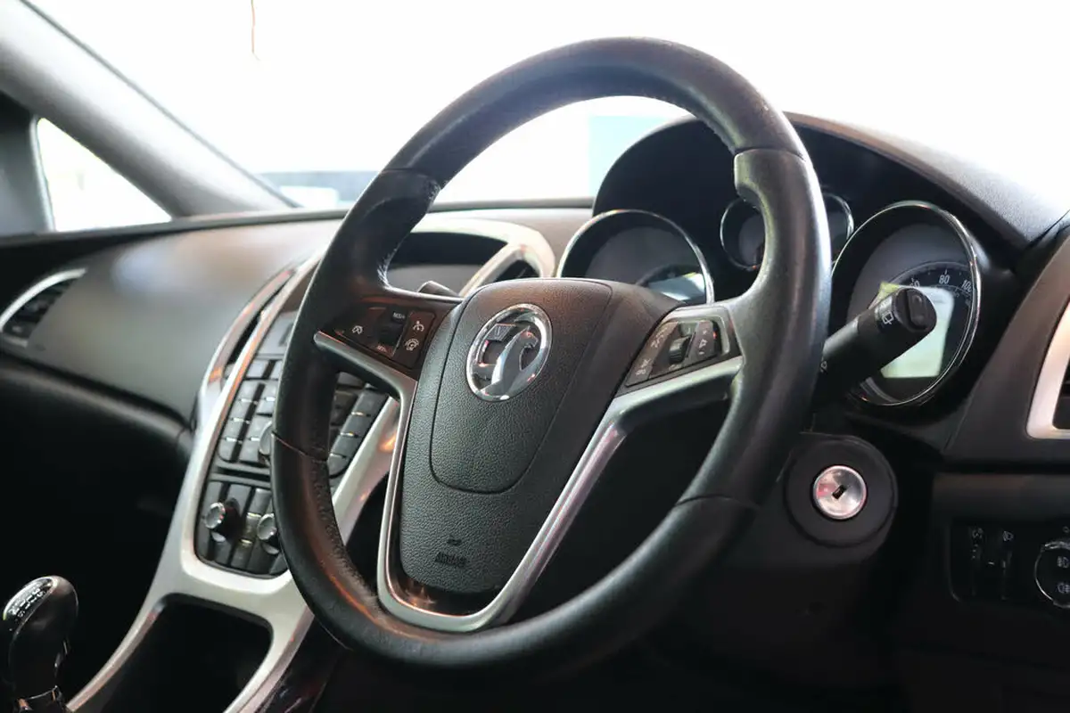 2013-vauxhall-astra-20td-sri-ss-estate-big-17