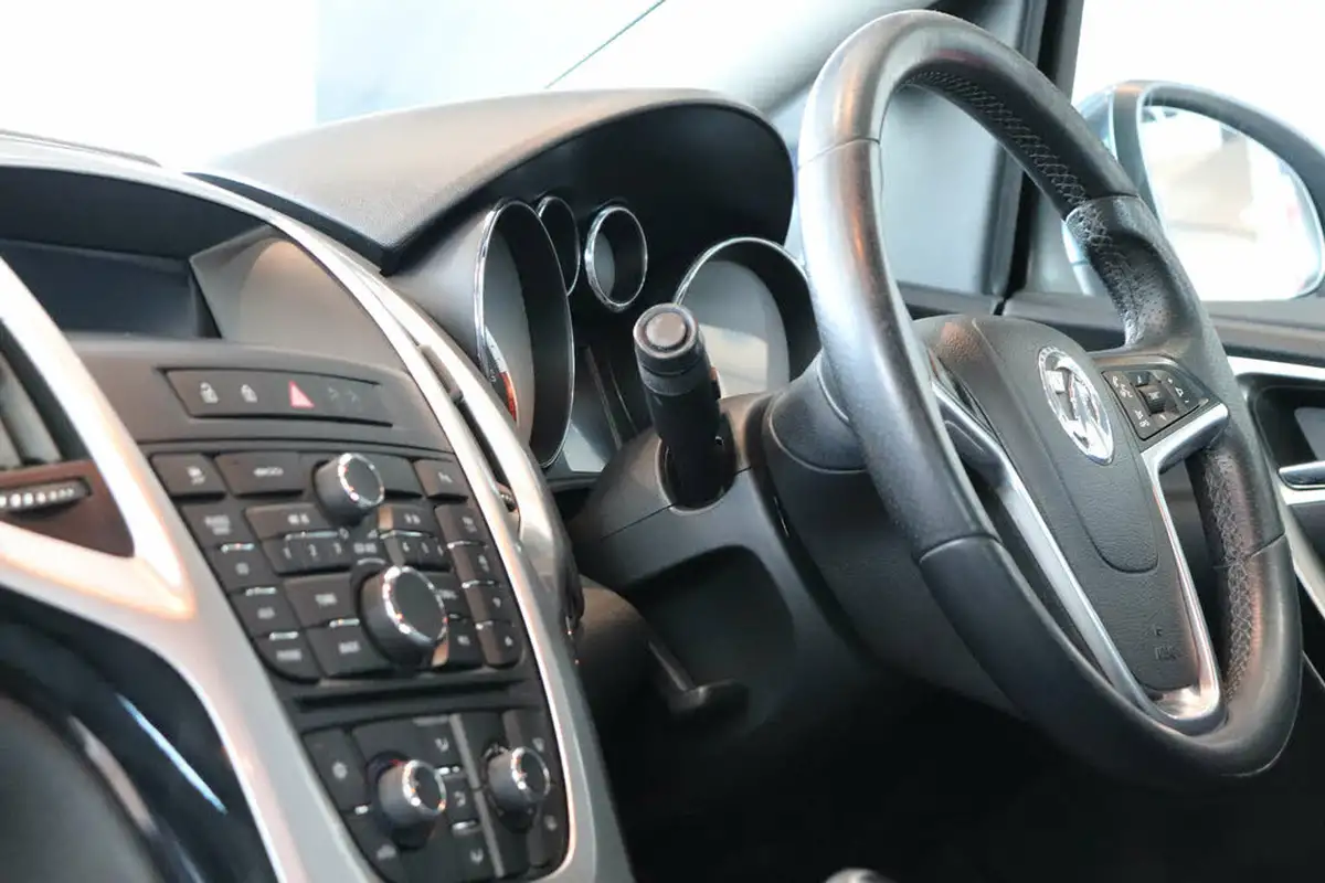 2013-vauxhall-astra-20td-sri-ss-estate-big-41