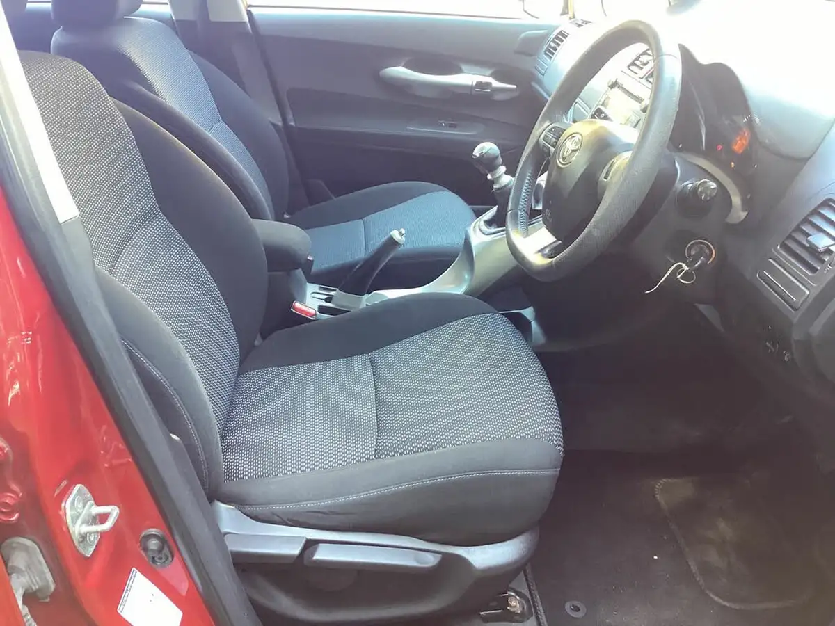 2010-toyota-auris-133-vvt-i-tr-5d-big-11