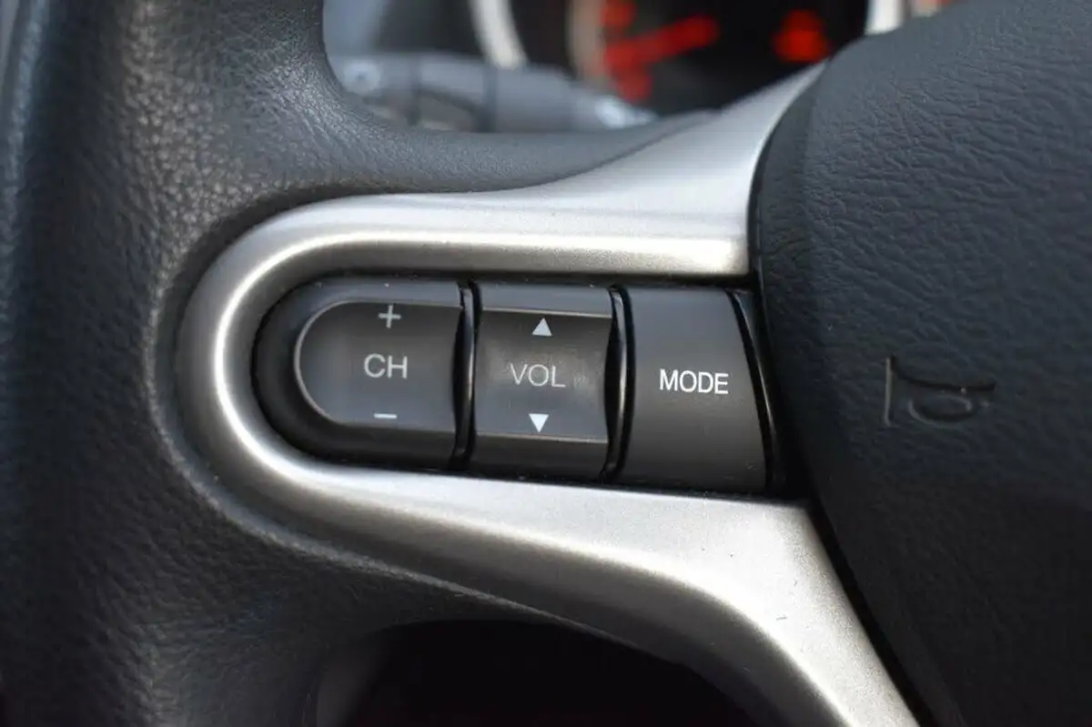 2011-honda-jazz-14-es-t-big-11