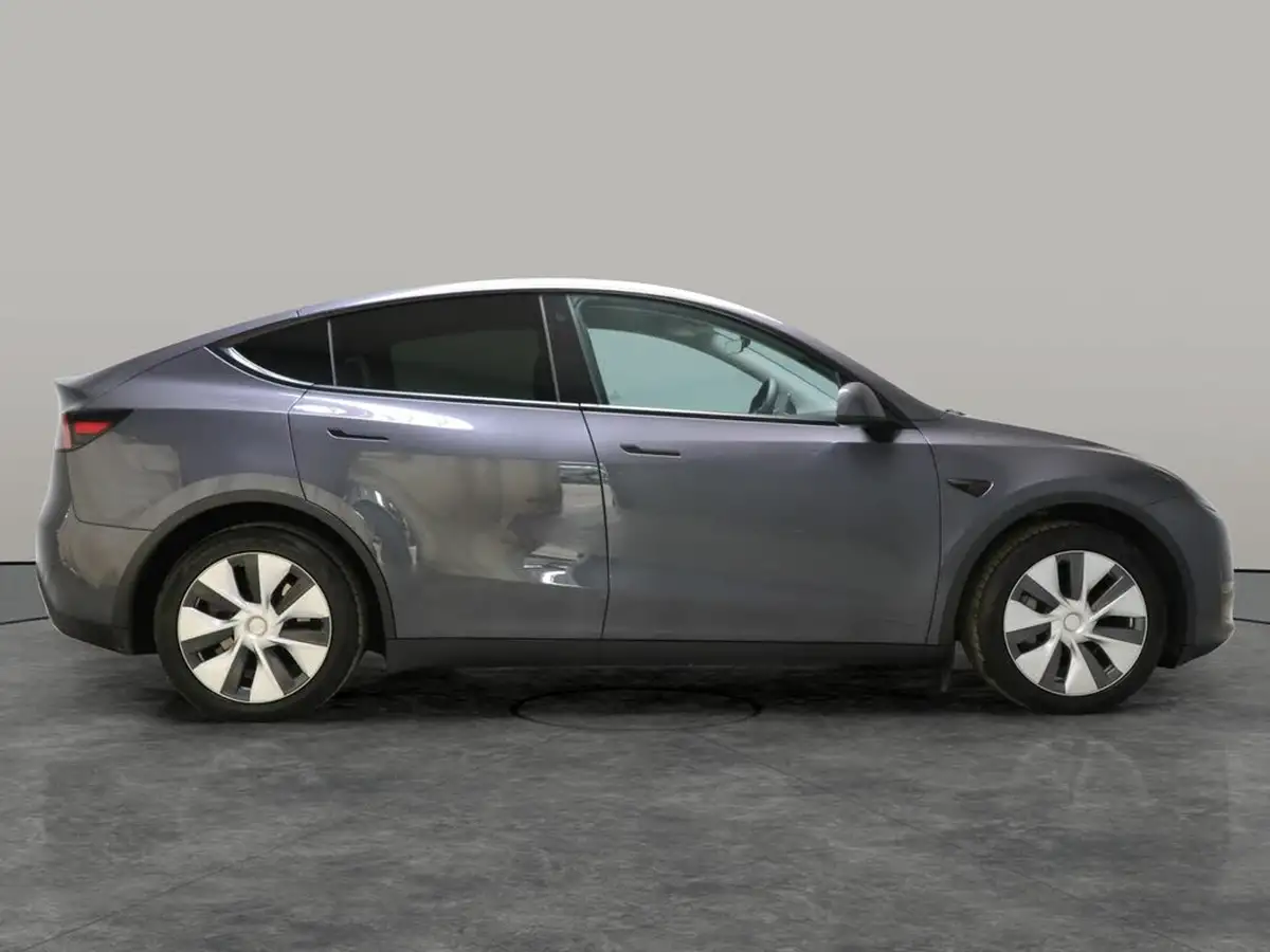 2022-tesla-model-y-e-long-range-big-12