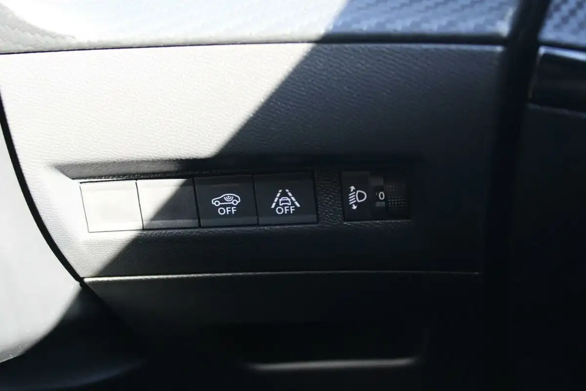 2021-peugeot-2008-suv-12-puretech-active-premium-100bhp-big-24