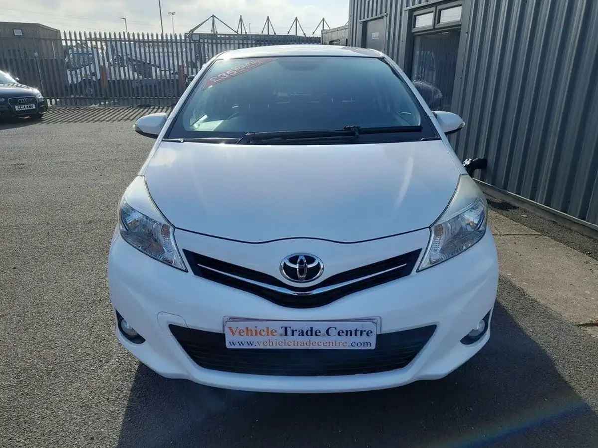 2013-toyota-yaris-10-edition-3d-big-1