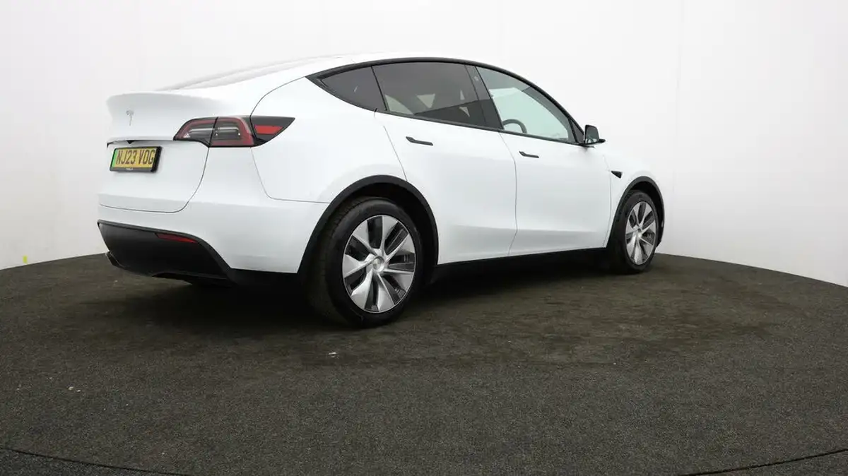 2023-tesla-model-y-e-rwd-big-33