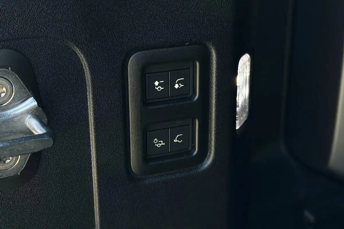 2022-land-rover-110-defender-50-p525-v8-big-33
