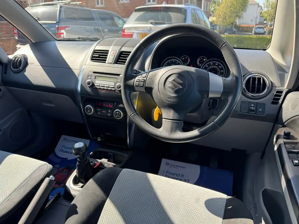 2010-suzuki-sx4-big-14