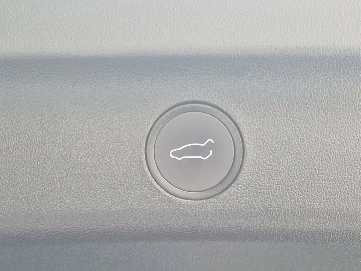 2022-tesla-model-y-e-long-range-big-40