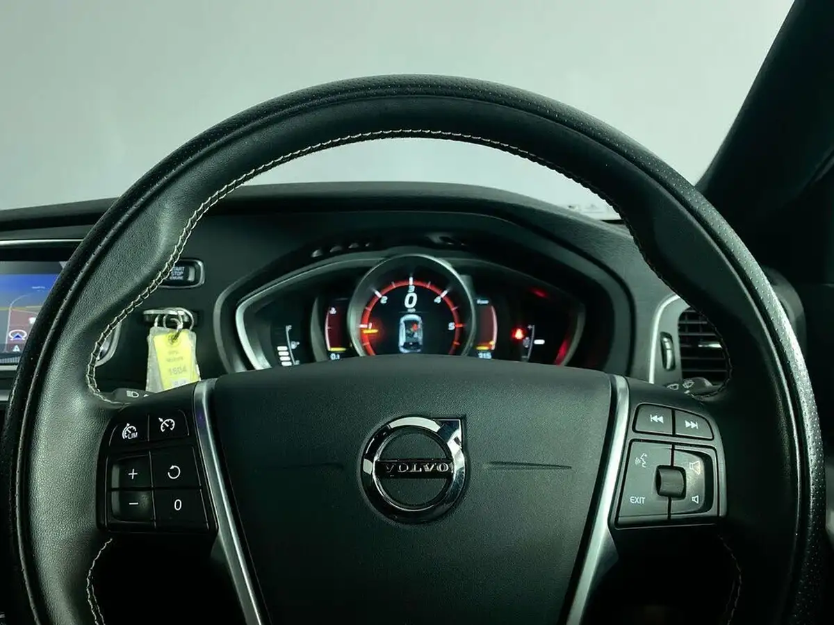 2019-volvo-v40-20td-d2-r-design-edition-big-29