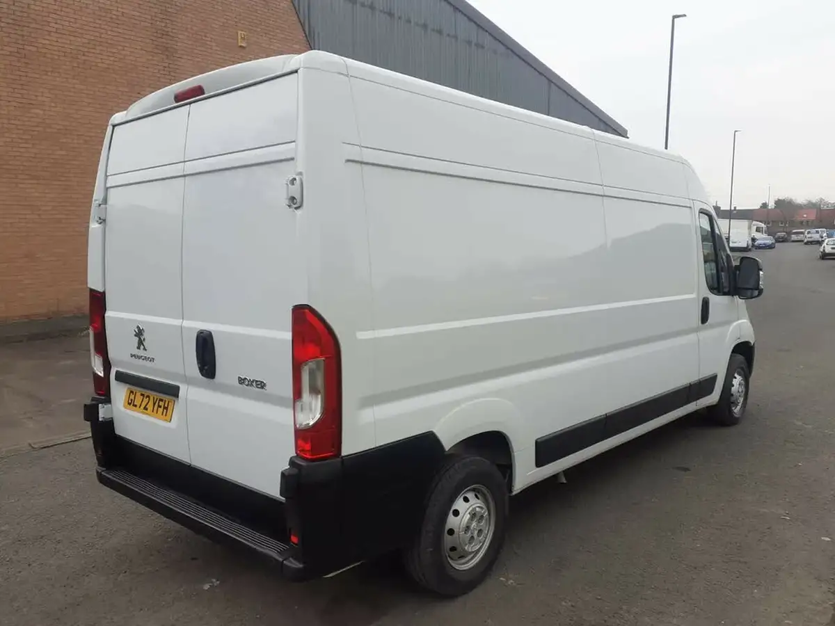 2022-peugeot-boxer-22-bluehdi-professional-premium-335-l3h2-panel-big-4