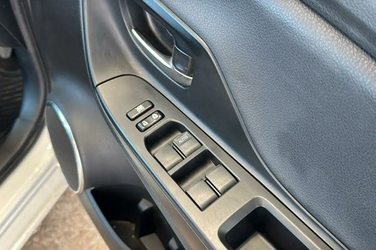 2014-toyota-yaris-15-vvt-i-excel-hybrid-big-16