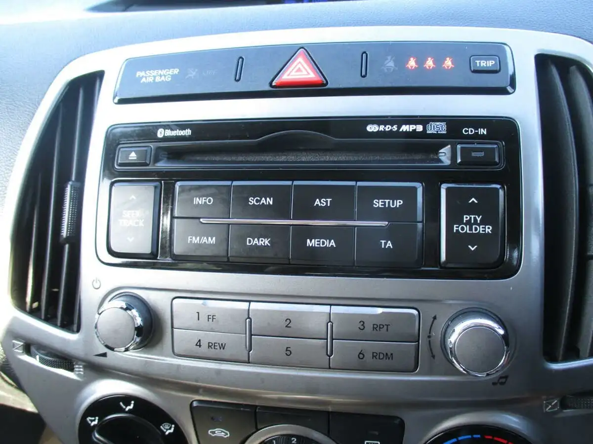 2014-hyundai-i20-12-active-5d-big-29