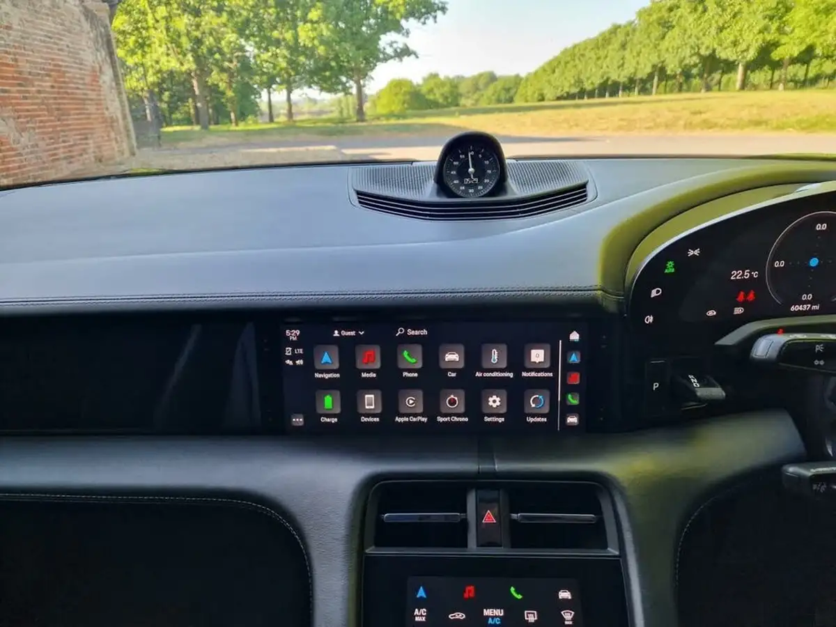 2020-porsche-taycan-e-turbo-big-21