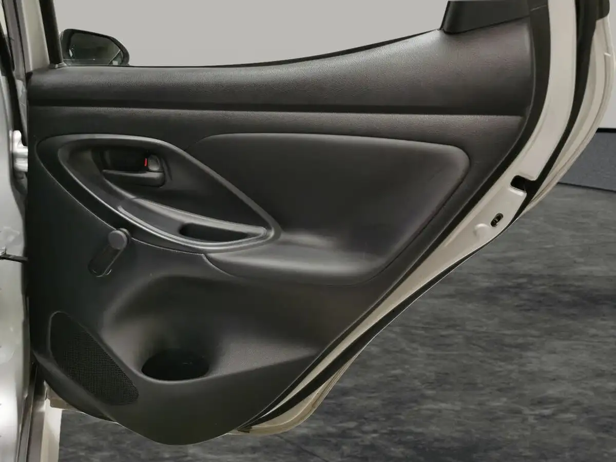 2021-toyota-yaris-15-vvt-i-icon-114bhp-hybrid-1490cc-e-cvt-big-33