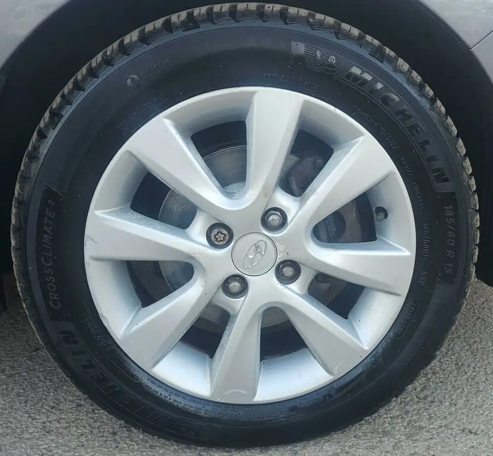 2013-hyundai-i20-14-active-100ps-auto-big-23
