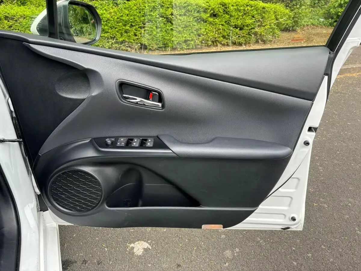 2021-toyota-prius-big-20
