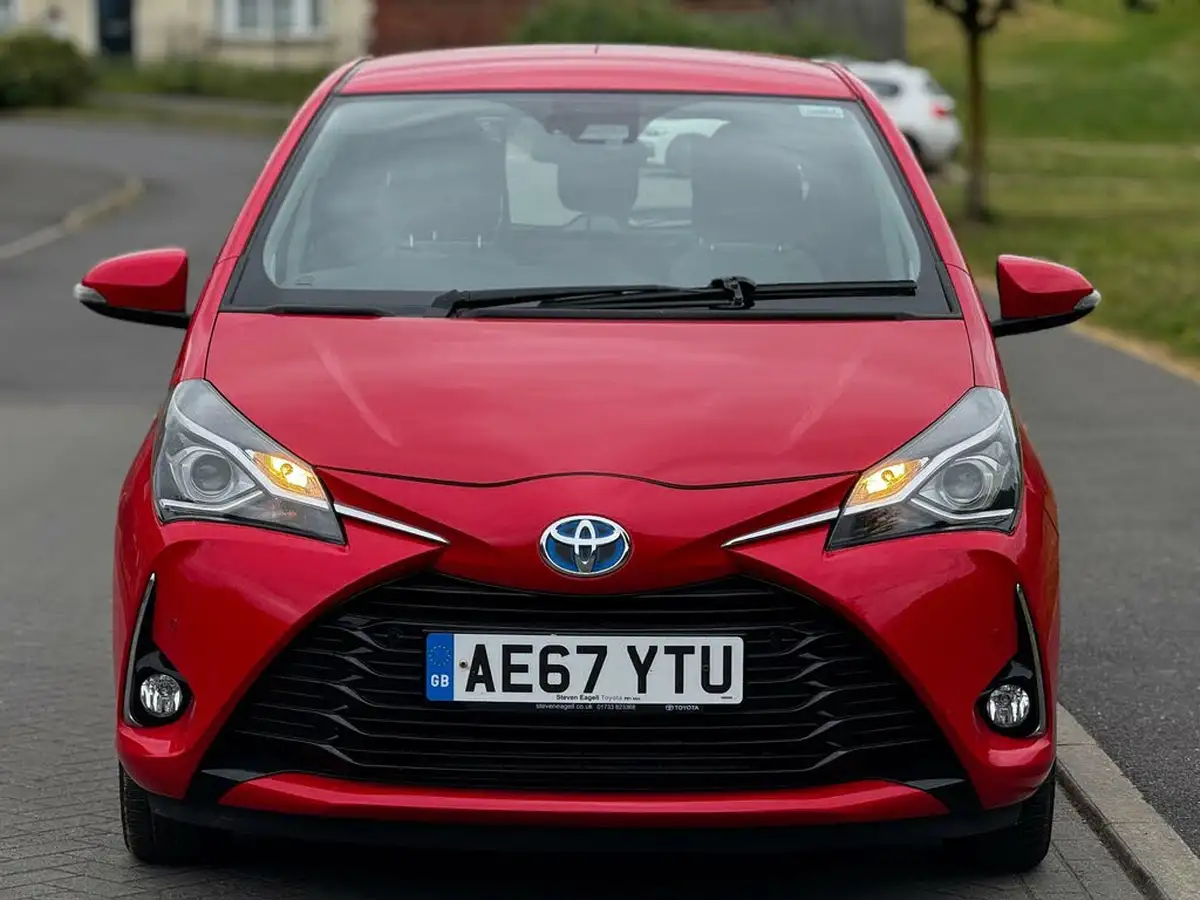 2017-toyota-yaris-15-vvt-i-icon-tech-98bhp-hybrid-1497cc-e-cvt-big-6