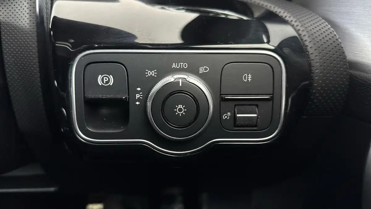 2022-mercedes-benz-cla-13-cla-180-amg-line-premium-plus-coupe-4d-big-24