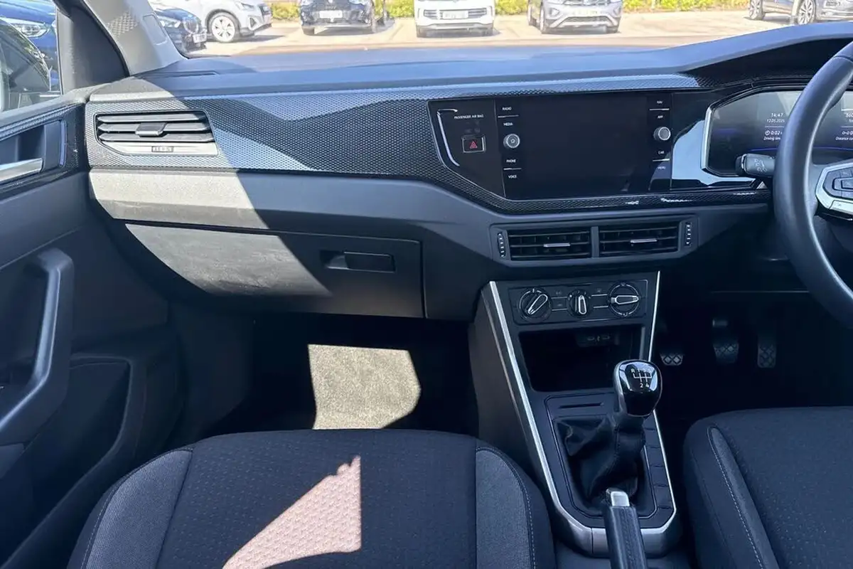 2024-volkswagen-polo-10-life-big-19