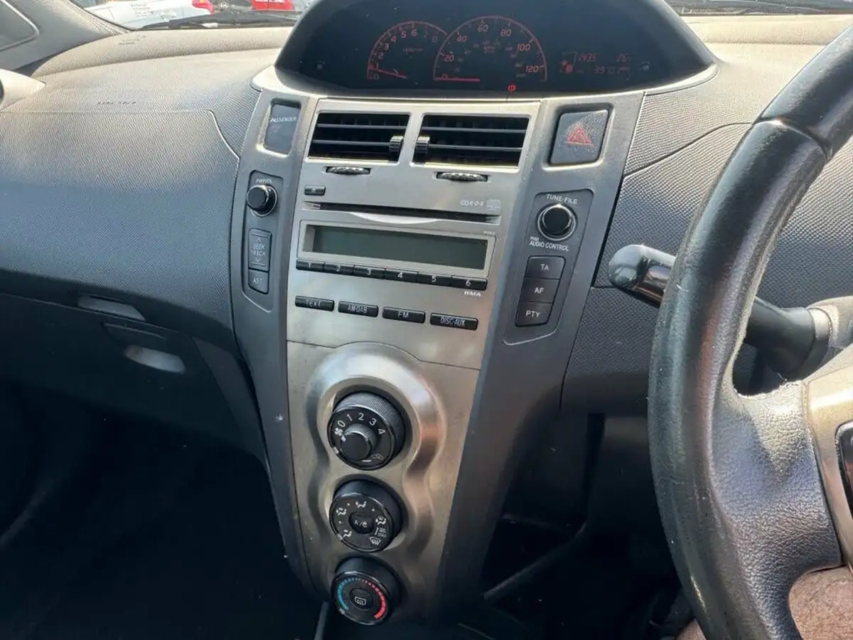2010-toyota-yaris-10-tr-5d-big-5