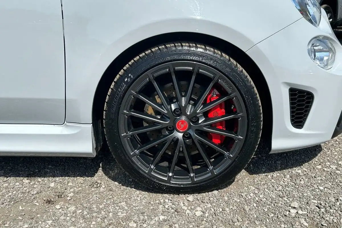 2023-abarth-695c-14-tjet-competizione-big-4