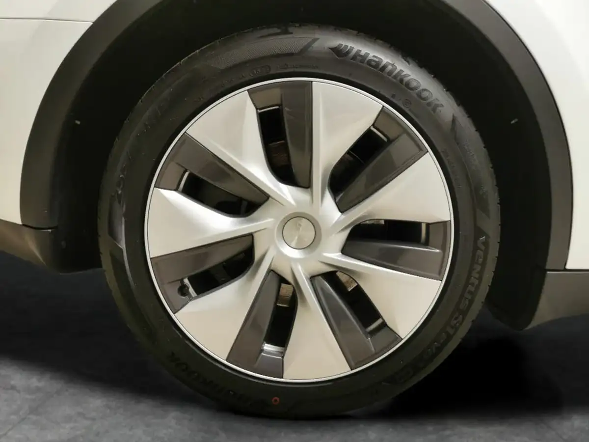 2023-tesla-model-y-e-rwd-big-35
