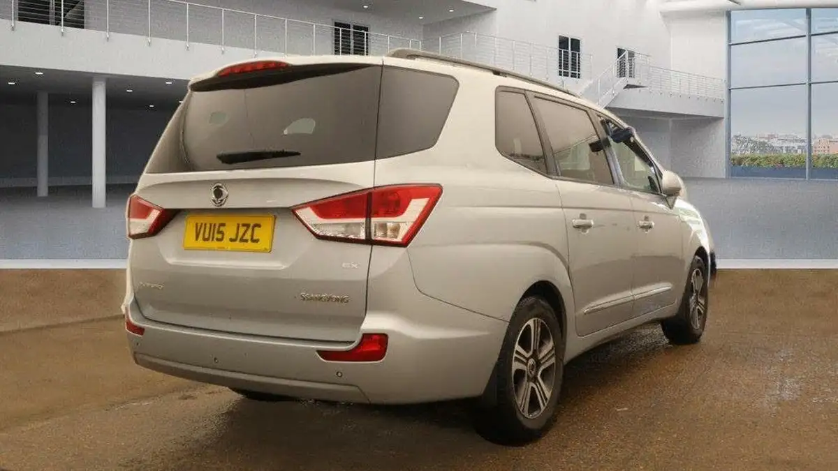 2015-kgm-ssangyong-turismo-20td-ex-awd-big-3