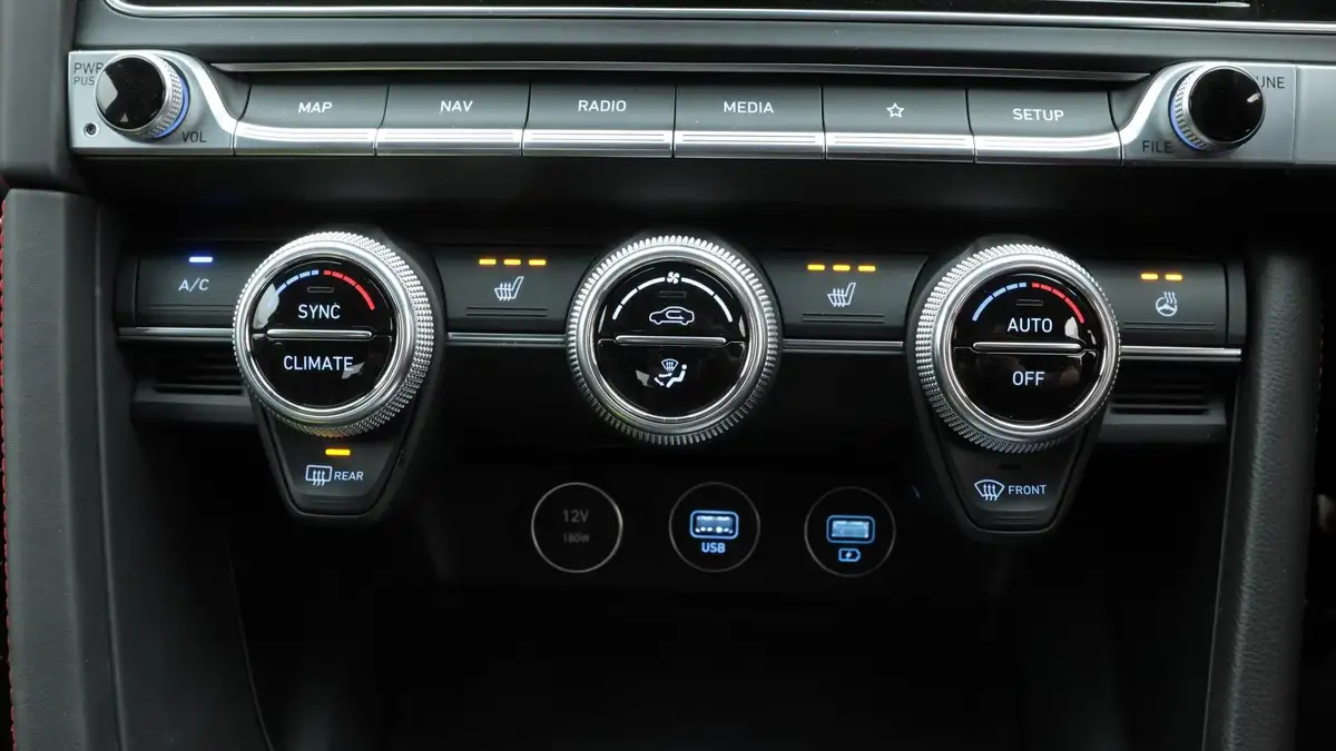 2022-genesis-g70-20-t-sport-line-saloon-4d-big-12