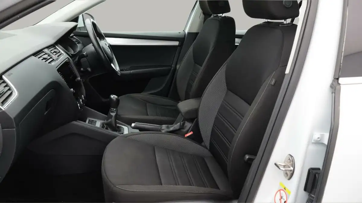 2020-skoda-octavia-16tdi-se-technology-estate-big-14