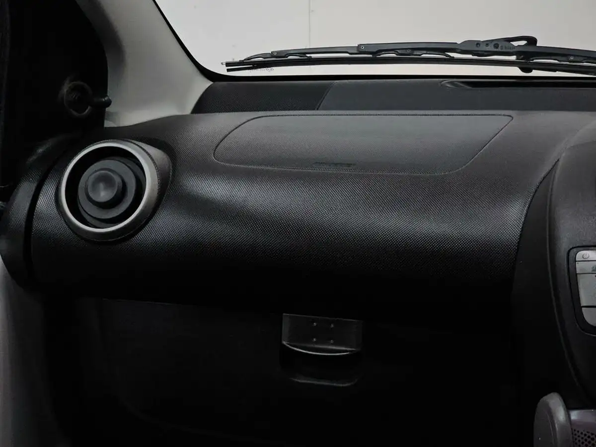 2013-toyota-aygo-10-aygo-fire-5d-big-24