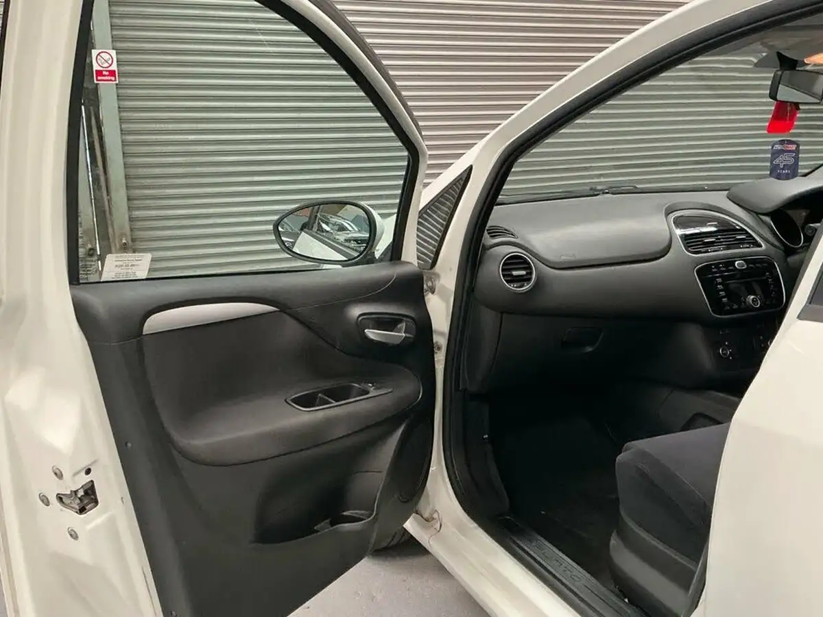 2013-fiat-punto-12-easy-no-ss-5d-big-21