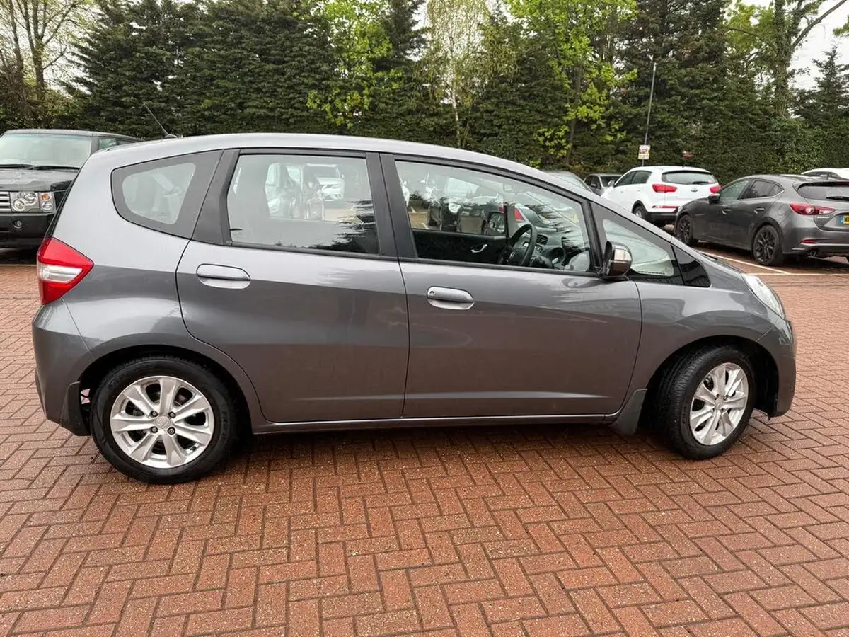 2012-honda-jazz-14-es-cvt-big-11
