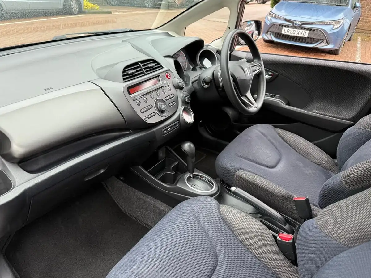 2012-honda-jazz-14-es-cvt-big-35