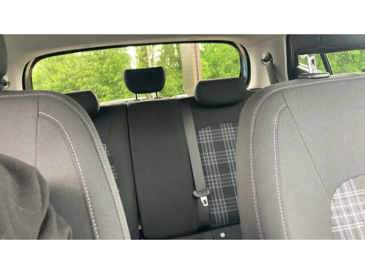2023-hyundai-i10-12-premium-auto-big-14